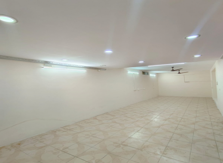330 Sqft, Commercial Office / Space in R S Puram